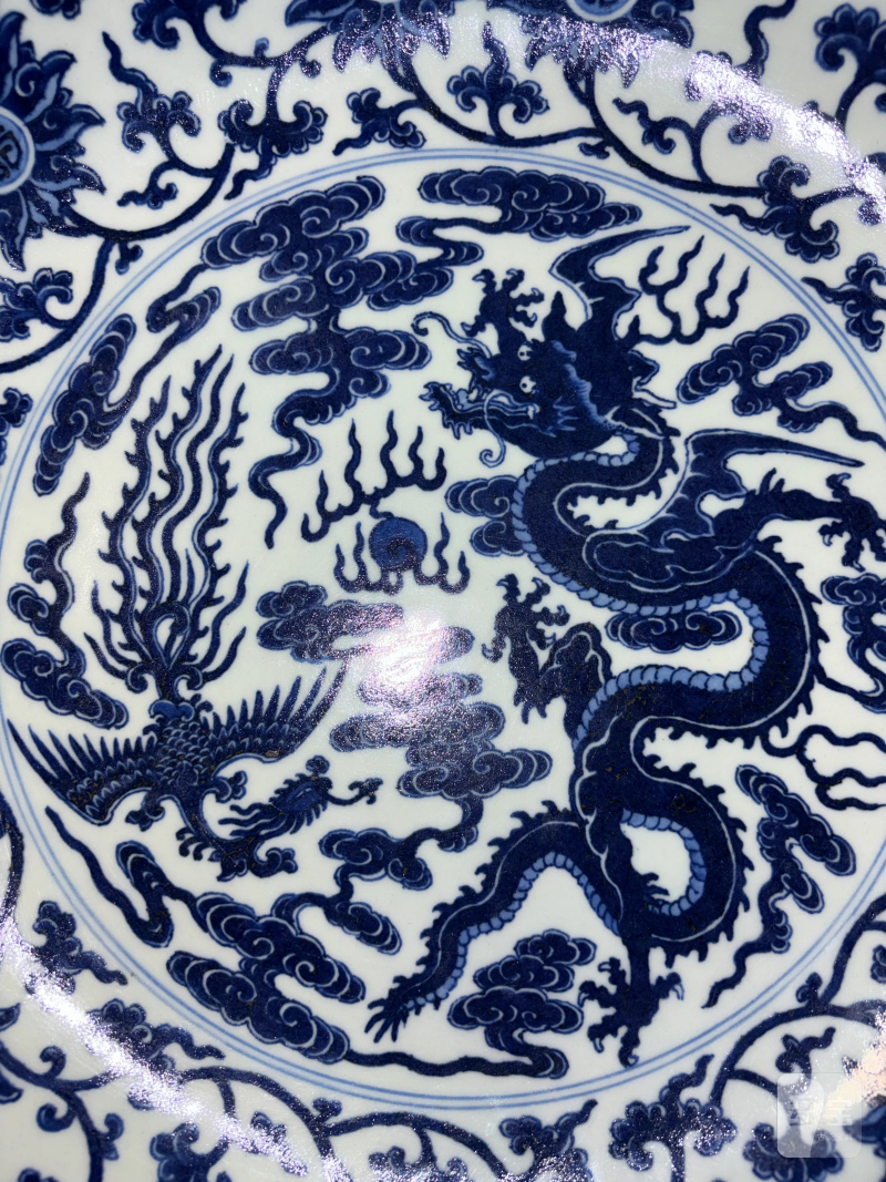 清雍正 仿宣窑青花龙凤献寿纹折沿大盘 - 图10